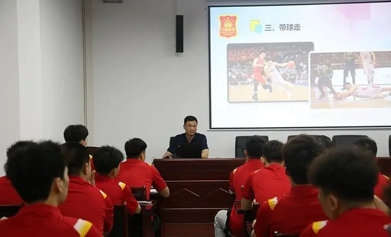 职业篮球运动员如何保持战术训练的高效性?_0